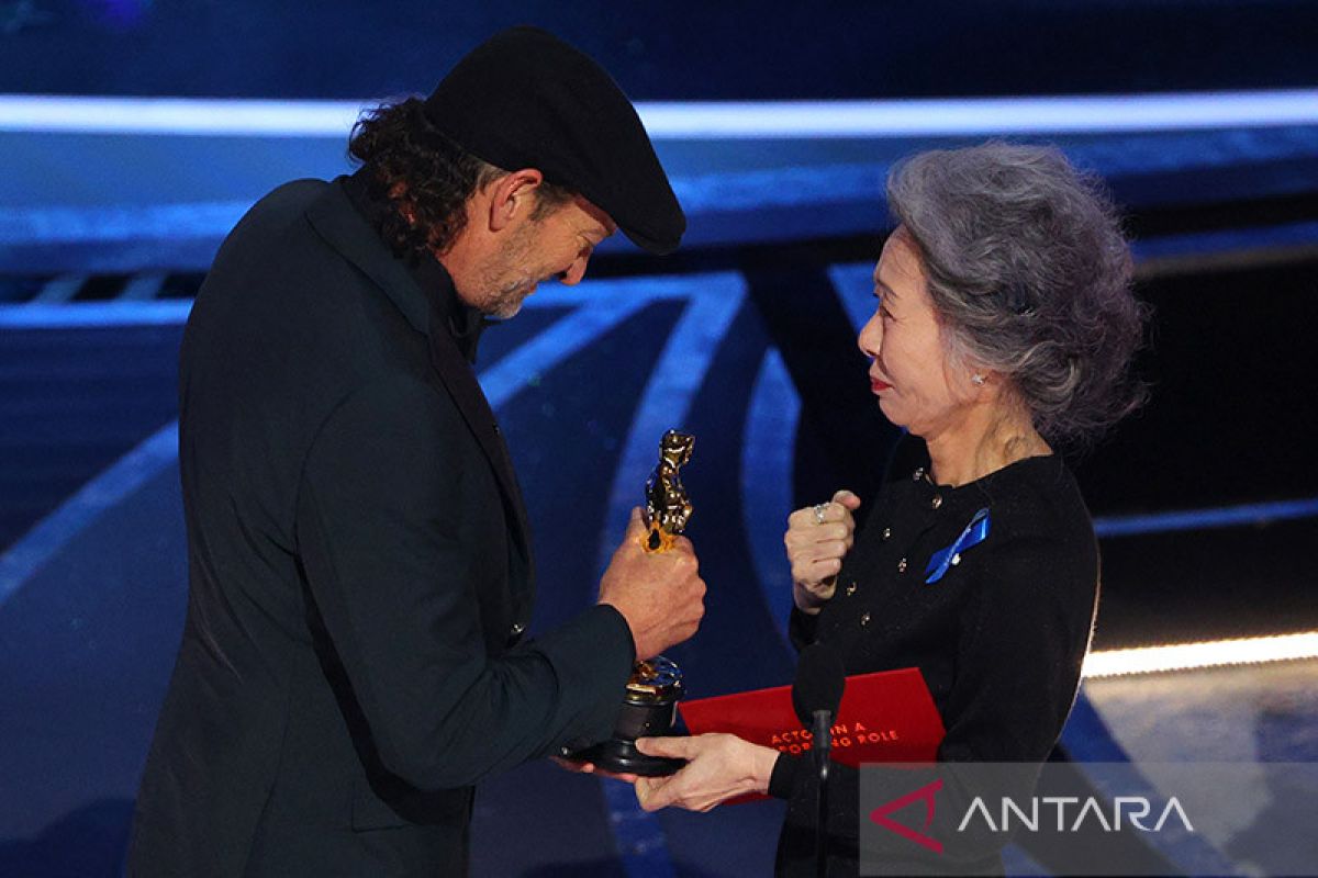 Youn Yuh-jung umumkan nama Troy Kotsur di Oscar dalam bahasa isyarat