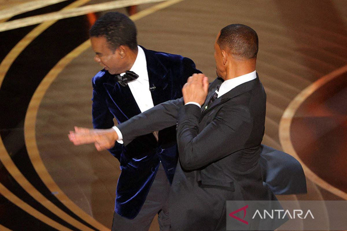 Will Smith tonjok Chris Rock di panggung Oscar