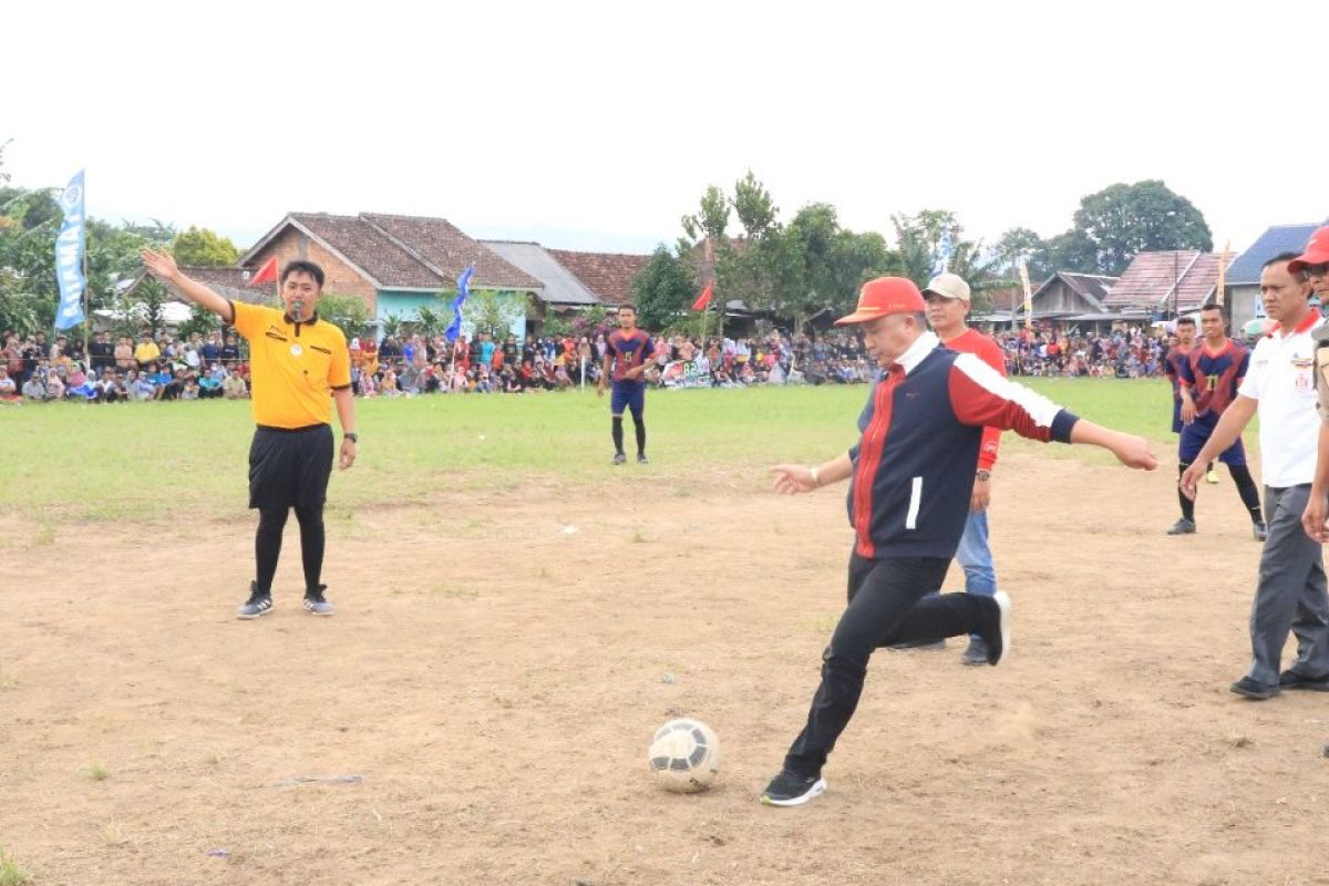 Bupati Lampung Barat hadiri penutupan turnamen sepak bola antar lingkungan
