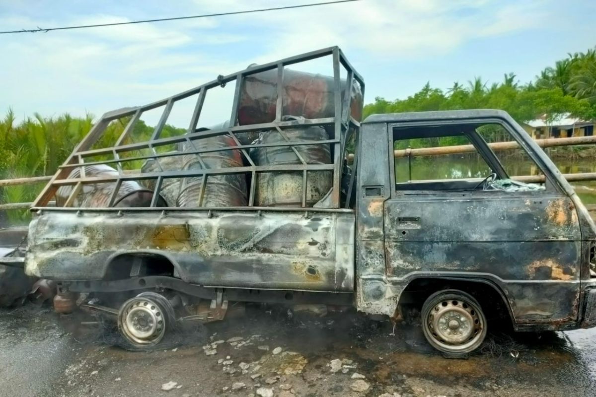 Mobil L 300 terbakar bawa minyak mentah dan gas di Sei Lepan