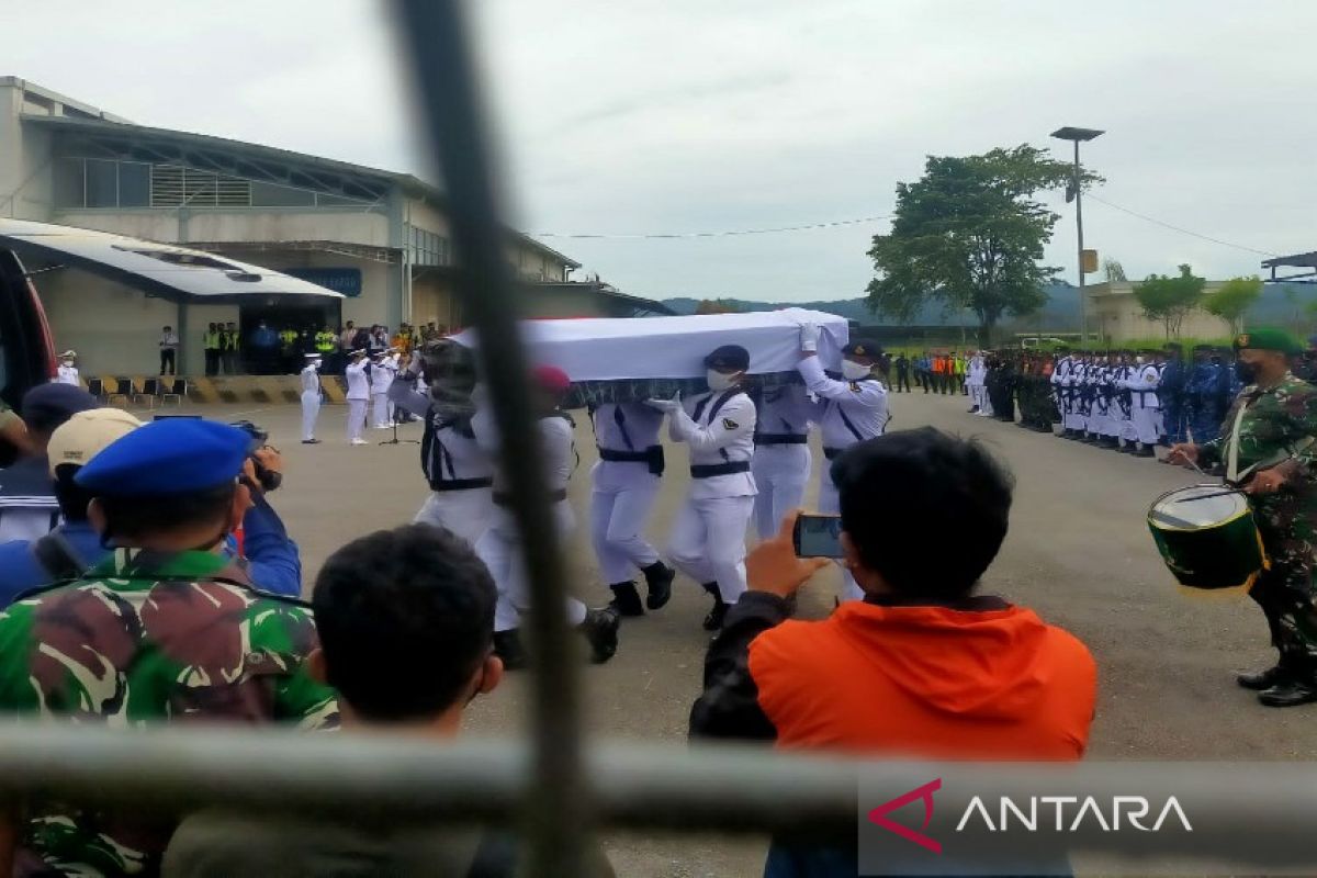 Jenazah Marinir TNI korban KKB Papua tiba di Bandara Haluoleo Kendari