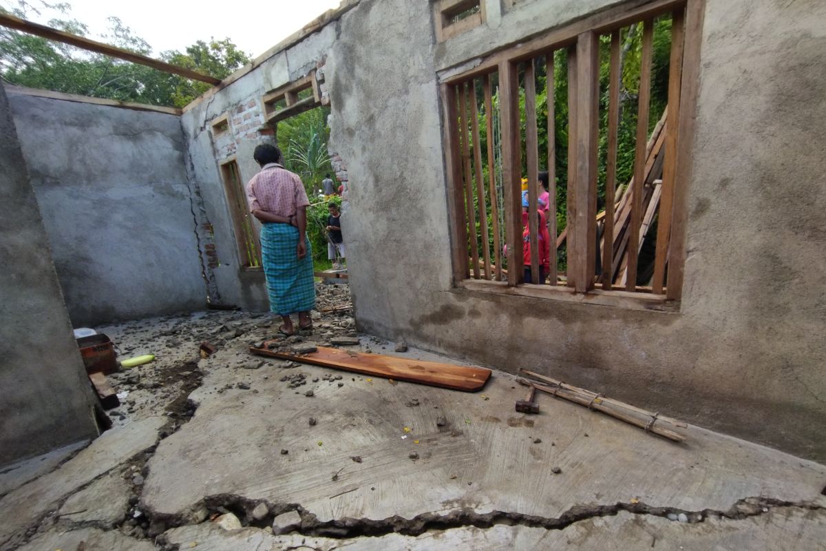 Fenomena tanah bergerak resahkan warga desa di Manggarai Barat