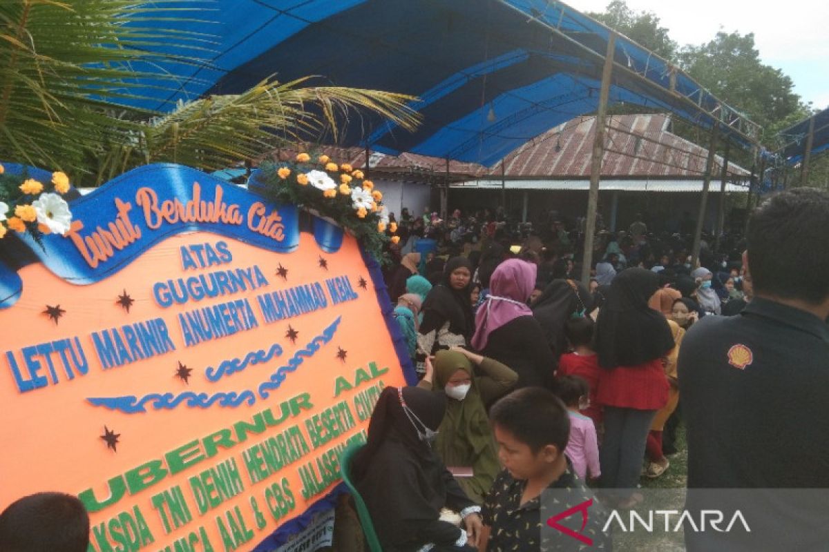 Kerabat memadati rumah duka Marinir TNI korban KKB Papua