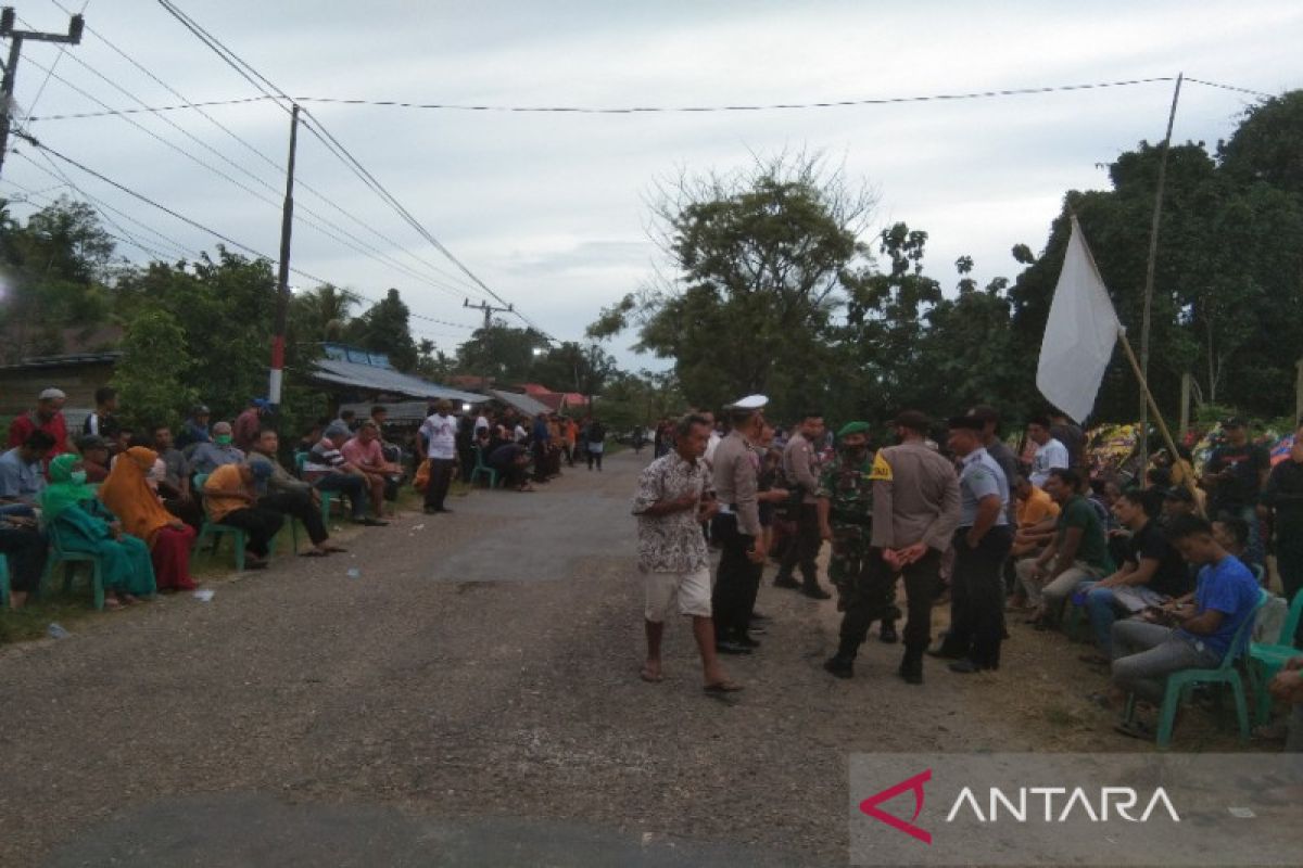 Warga berjejer di jalan menunggu kedatangan jenazah TNI korban KKB Papua