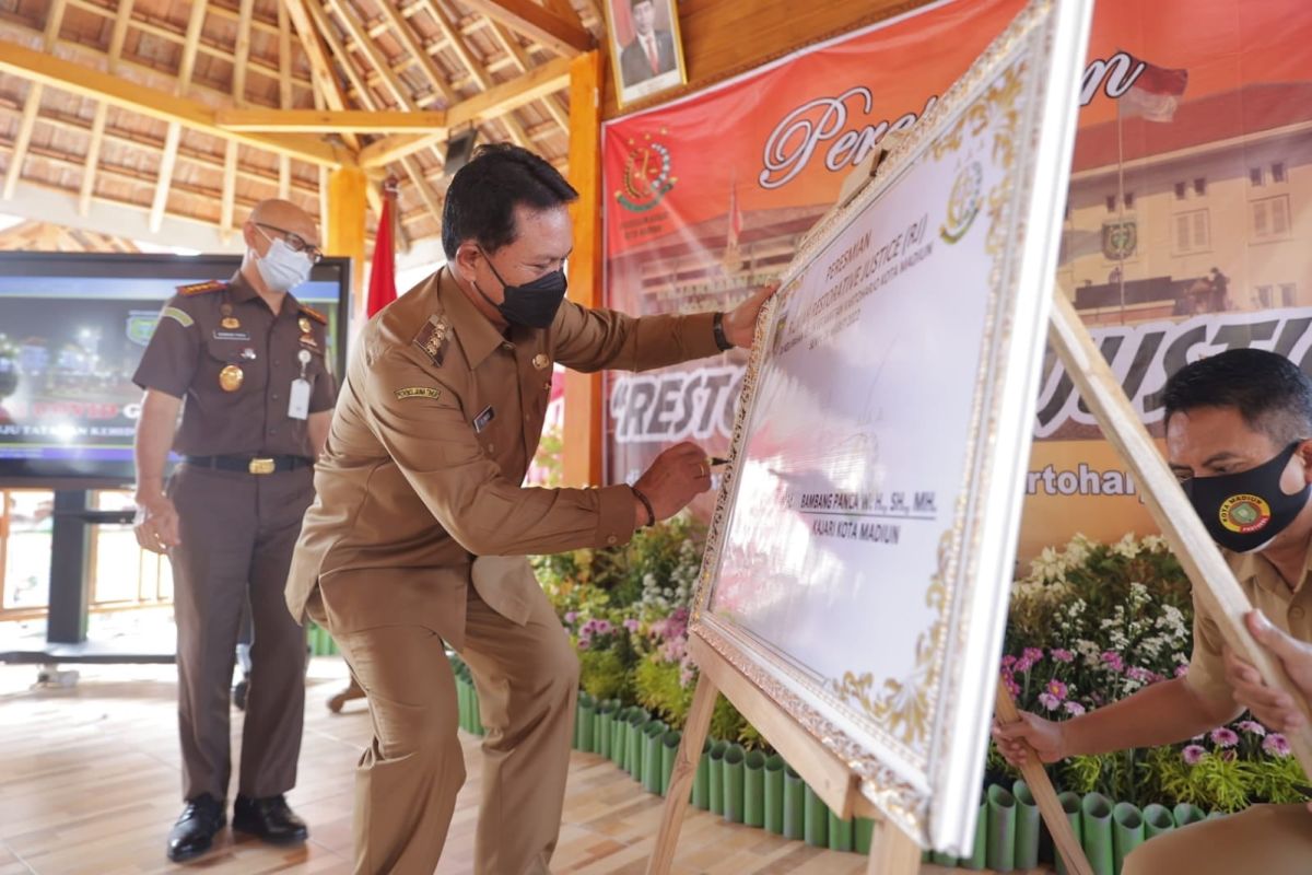 Ajak warga patuhi hukum, Wali Kota Madiun resmikan rumah 