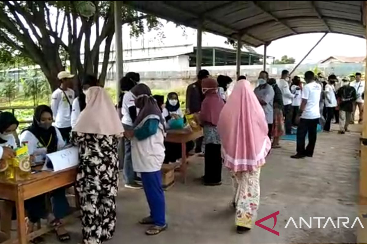 Gelar bazar, Gappura Banten salurkan ribuan liter minyak goreng murah untuk warga Situ Rawa Arum