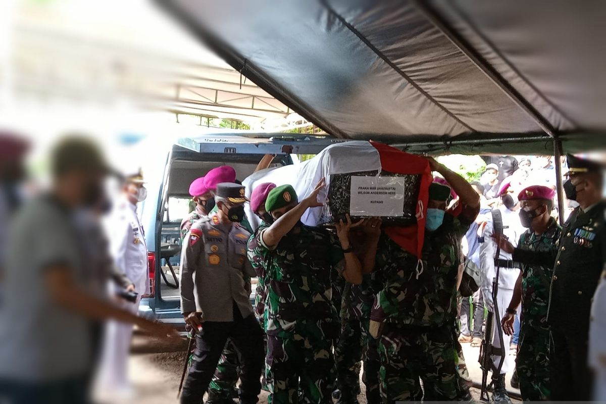 Jenazah Marinir TNI korban KKB Nduga tiba di Kupang