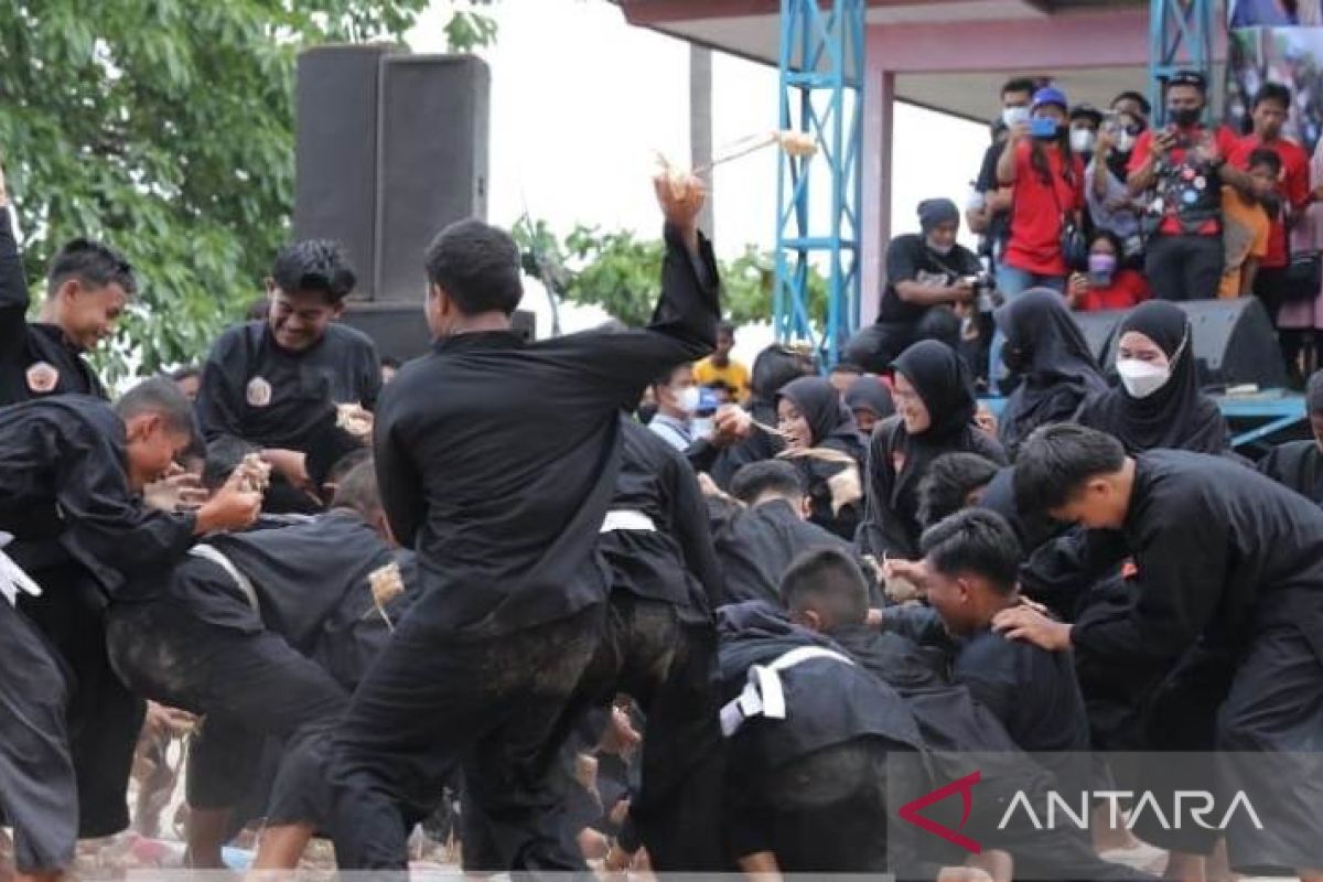 Kemarin, tradisi perang ketupat hingga pemudik diminta booster