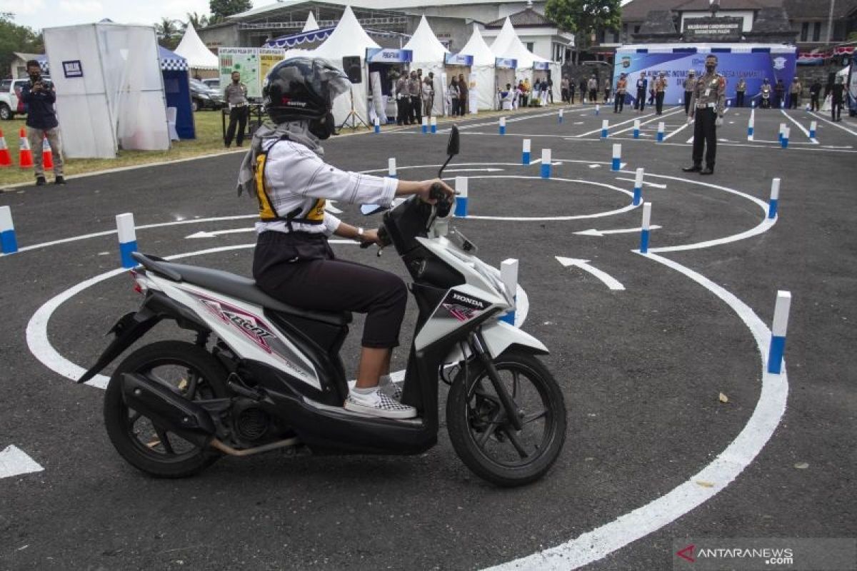 Anggota DPR dorong Korlantas Polri tingkatkan pelayanan pembuatan SIM Masuk Desa