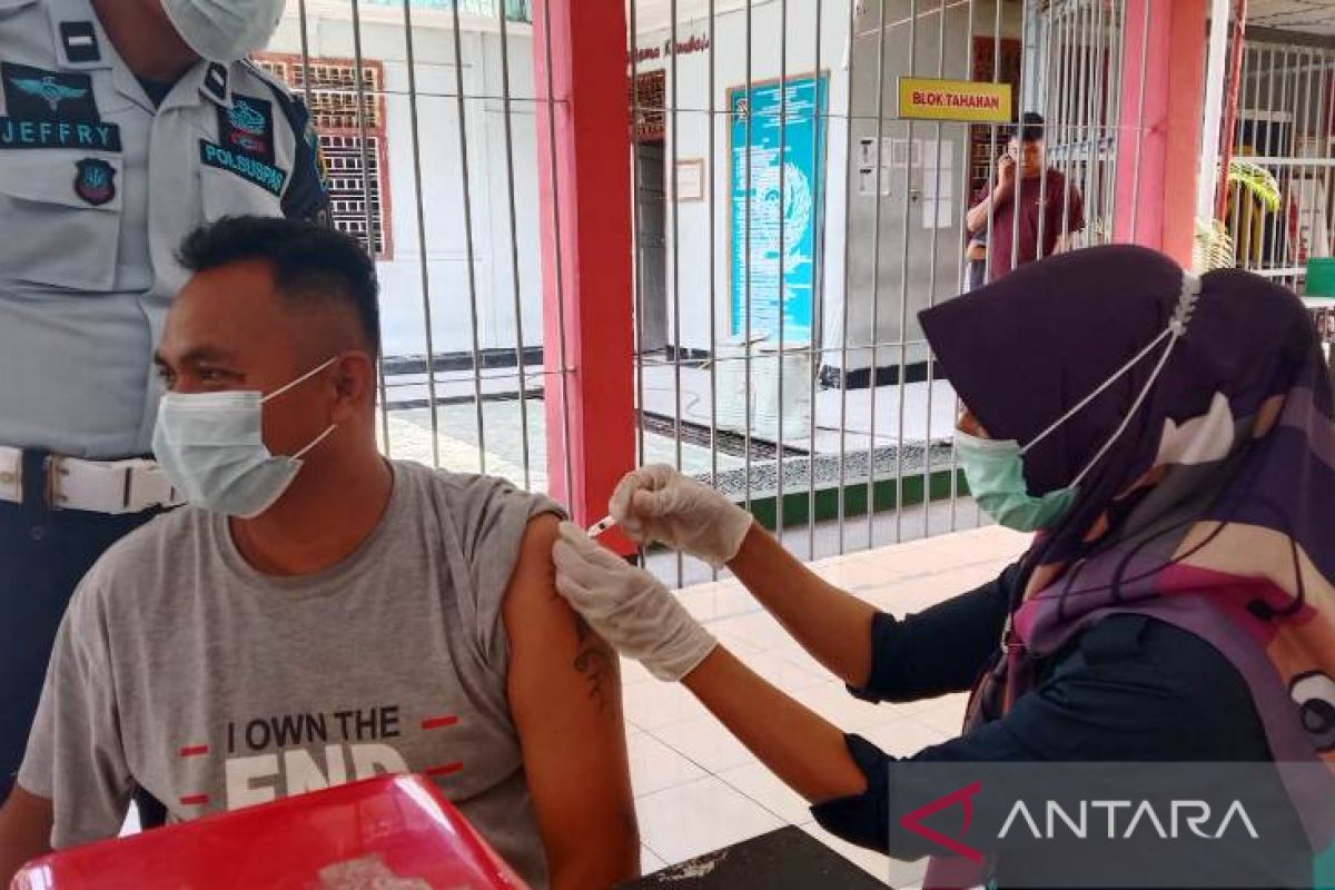 Rutan Muaralabuh Solok Selatan beri vaksin booster kepada warga binaan