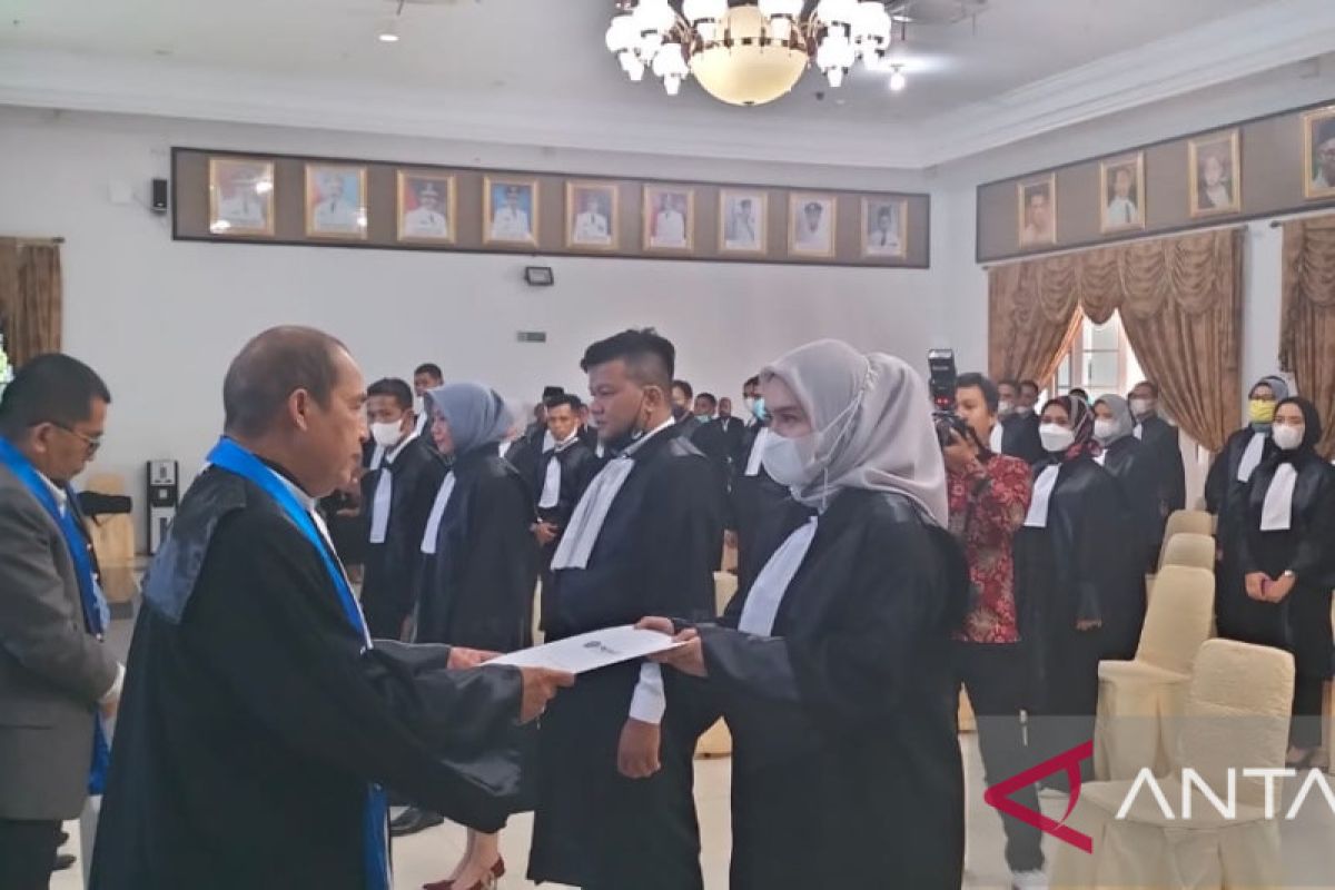 DPC Peradi Padang angkat 73 Advokat baru