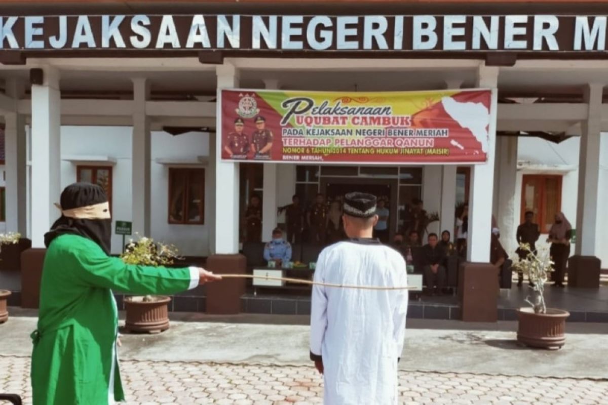 Pasangan non muhrim jalani hukuman cambuk di Bener Meriah