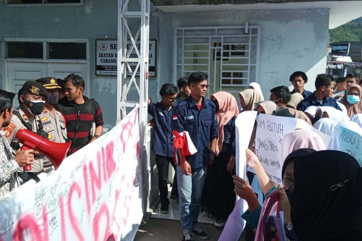 Mahasiswa STIKes Payung Negeri Bener Meriah unjuk rasa, ini tuntutannya