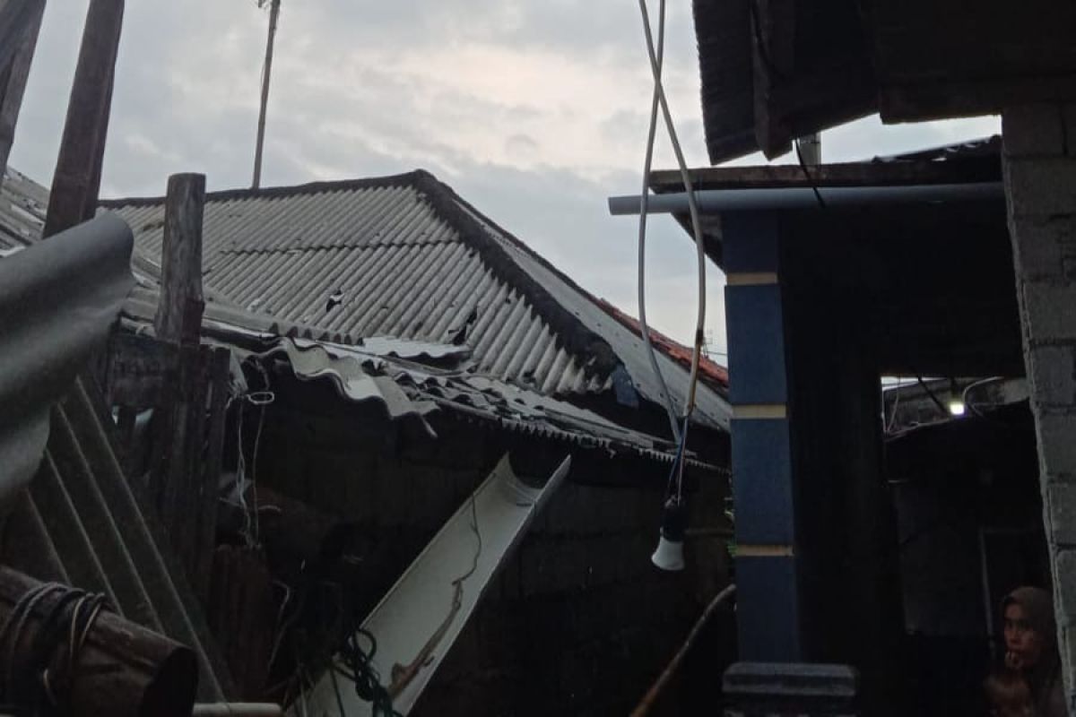 Angin rusak rumah dan tenggelamkan kapal di Pulau Kelapa
