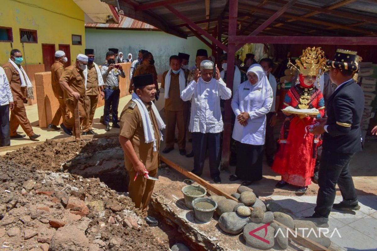 Wali Kota lakukan peletakan batu pertama pembangunan Mesjid Al-Ikhlas MAN 1 Padang Sidempuan