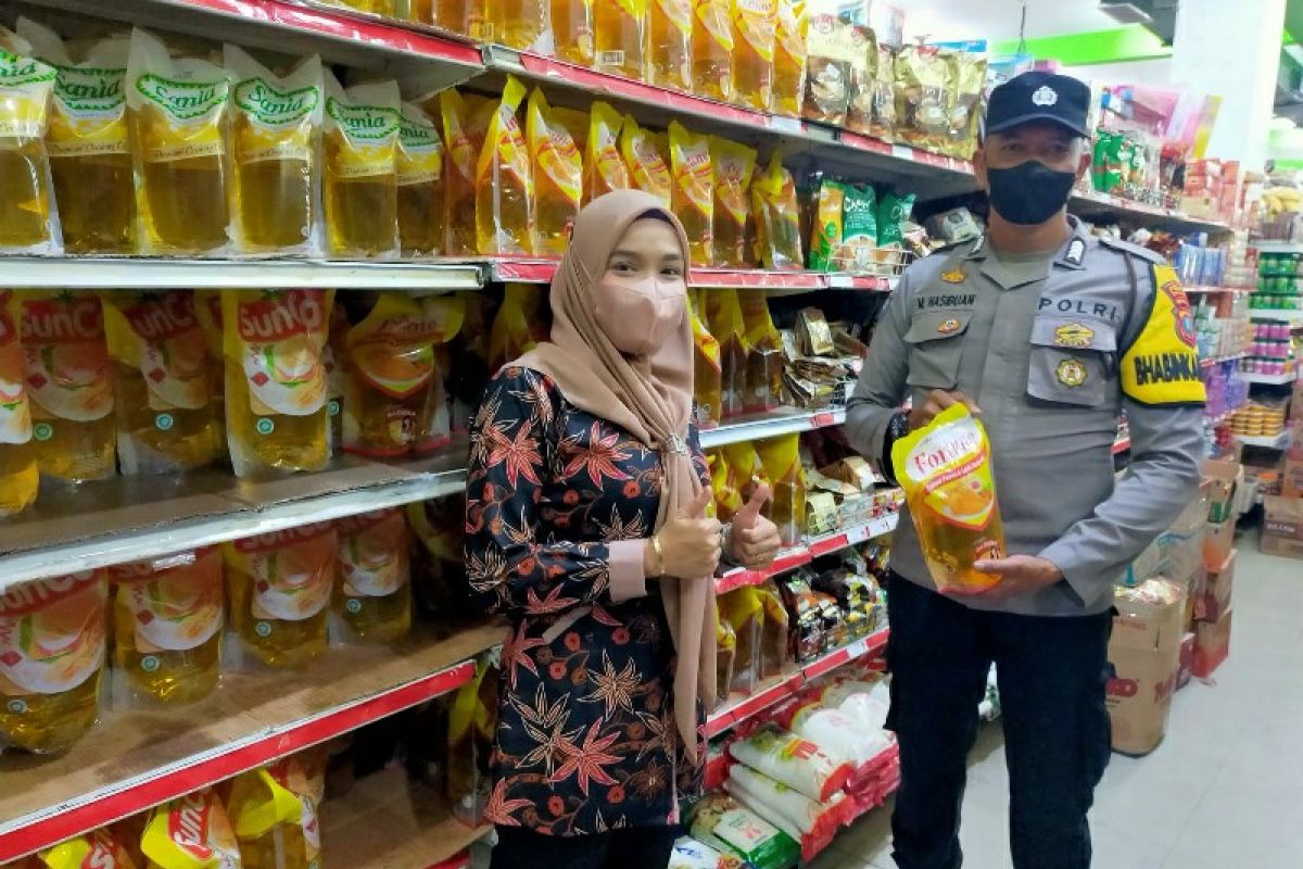 Pastikan stok minyak goreng aman jelang Ramadhan, Polres Batubara monitor ke pasar