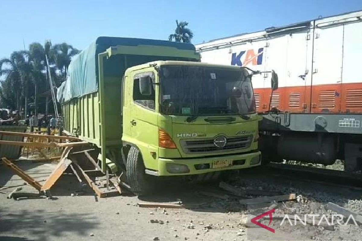 Sebuah truk terseret 50 meter dalam kecelakaan kereta api di Padang