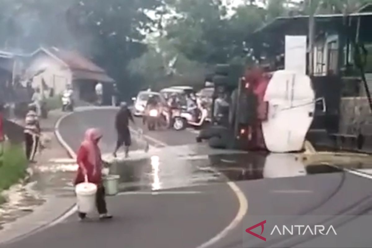 Polisi tangani kasus truk pengangkut minyak goreng terguling di jalan