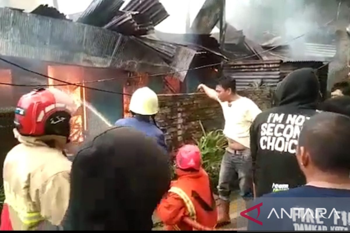 Seorang warga diduga bakar rumahnya sendiri yang disita bank