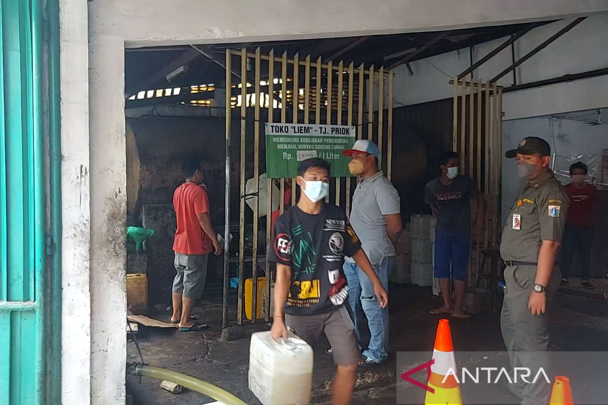 Warga "serbu" toko penjual minyak goreng curah murah di Jakut
