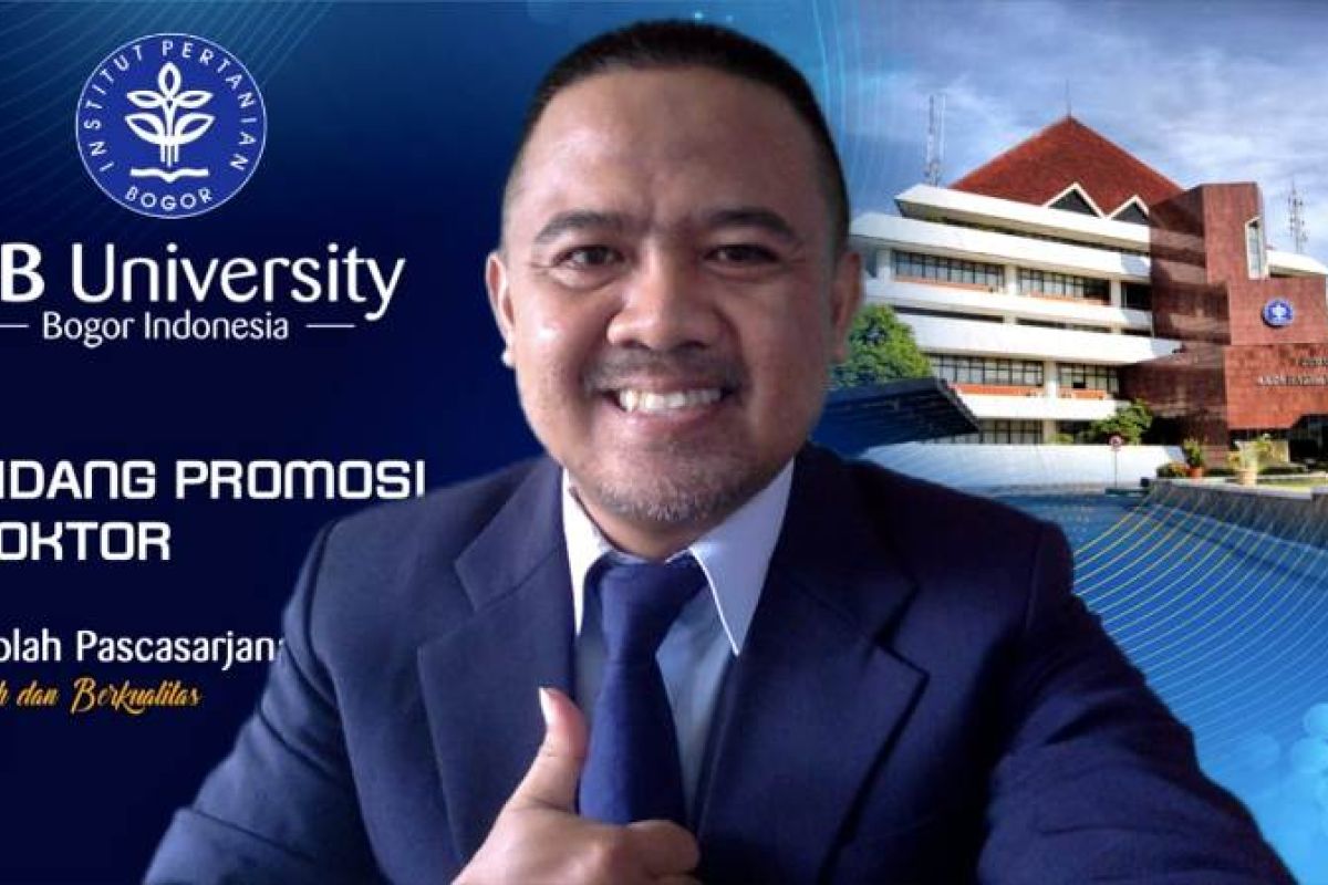 Hudi Santoso, mantan satpam IPB raih gelar doktor dengan disertasi desa digital