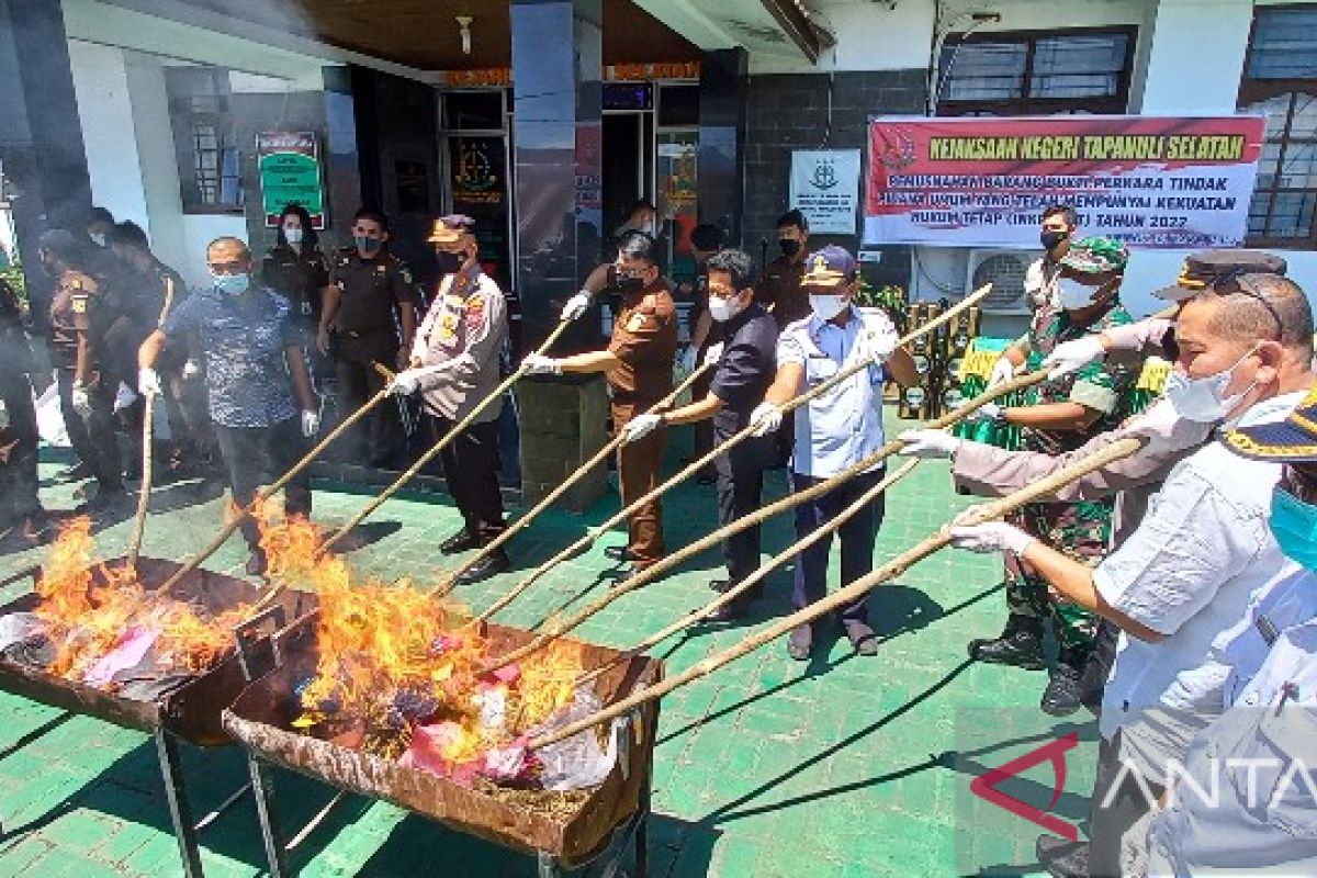 Kejari Tapsel musnahkan barang bukti 40 perkara