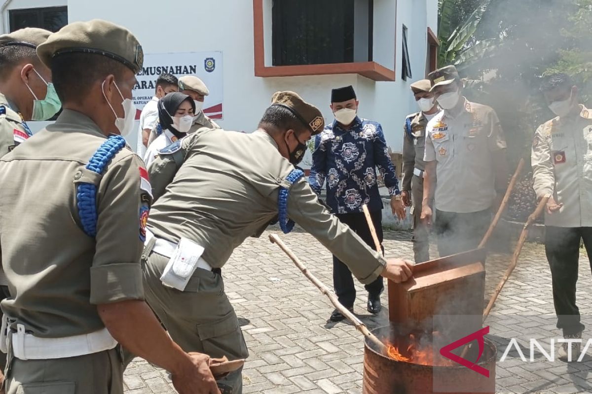 Satpol PP musnahkan ratusan asbak hasil operasi di Bengkulu