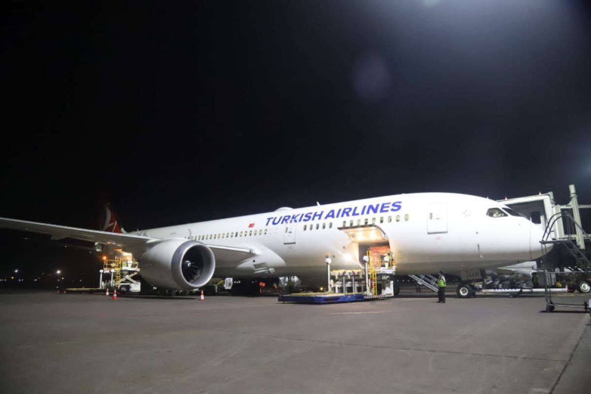 Pesawat Turkish Airlines mendarat darurat di Bandara Kualanamu karena penumpang mabuk