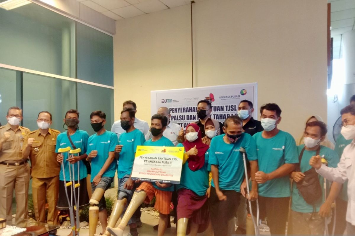 Angkasa Pura Depati Amir bantu kaki palsu warga disabilitas