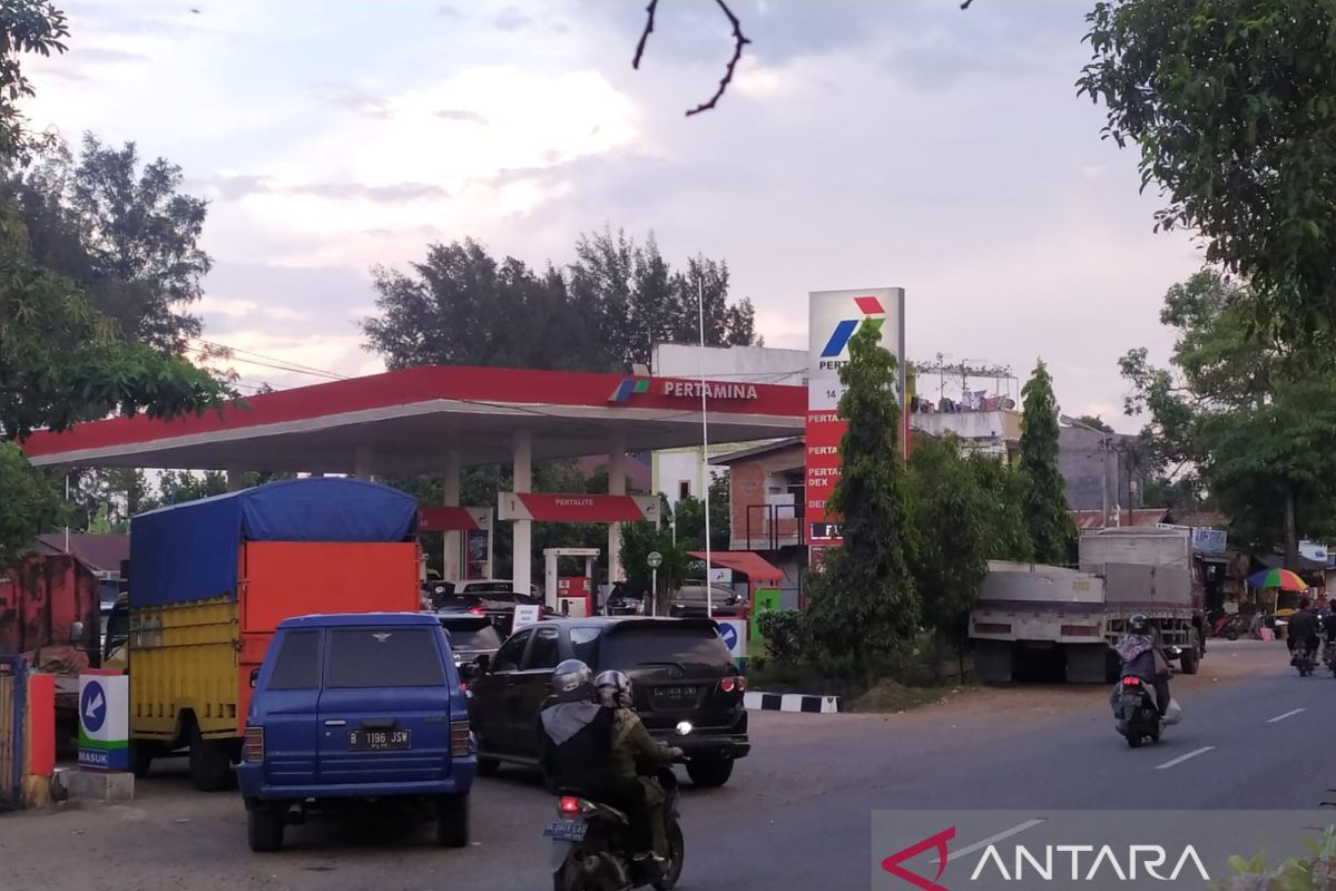SPBU di Banda Aceh dipenuhi antrian mobil pengisian solar subsidi