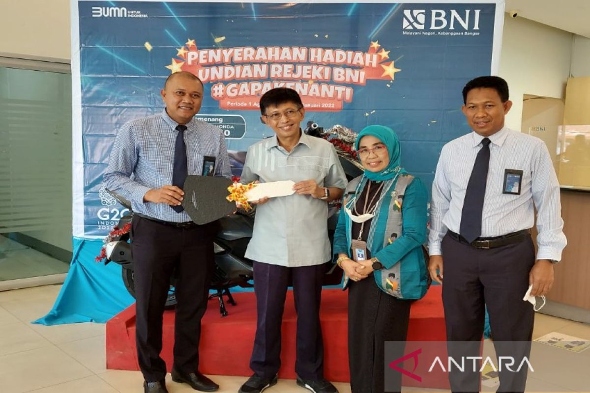 BNI Kendari menyerahkan hadiah motor kepada pemenang undian