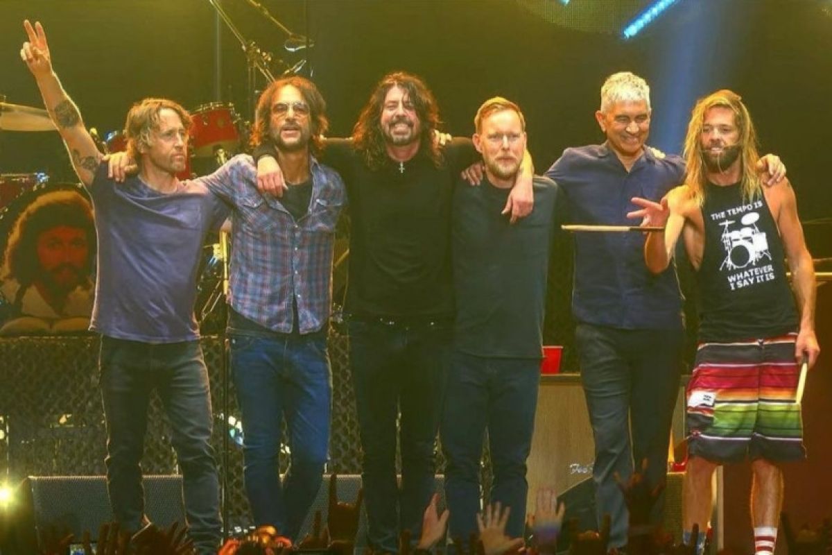 Foo Fighters batalkan semua jadwal tur