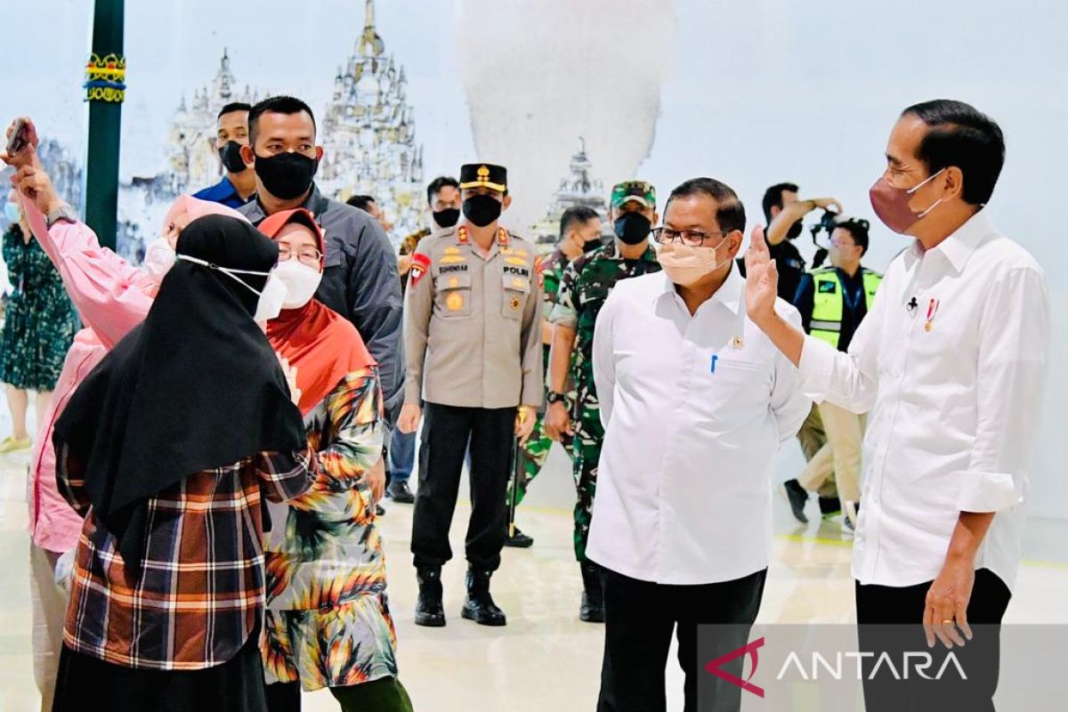 Presiden Jokowi menyapa penumpang dan cek prokes di YIA