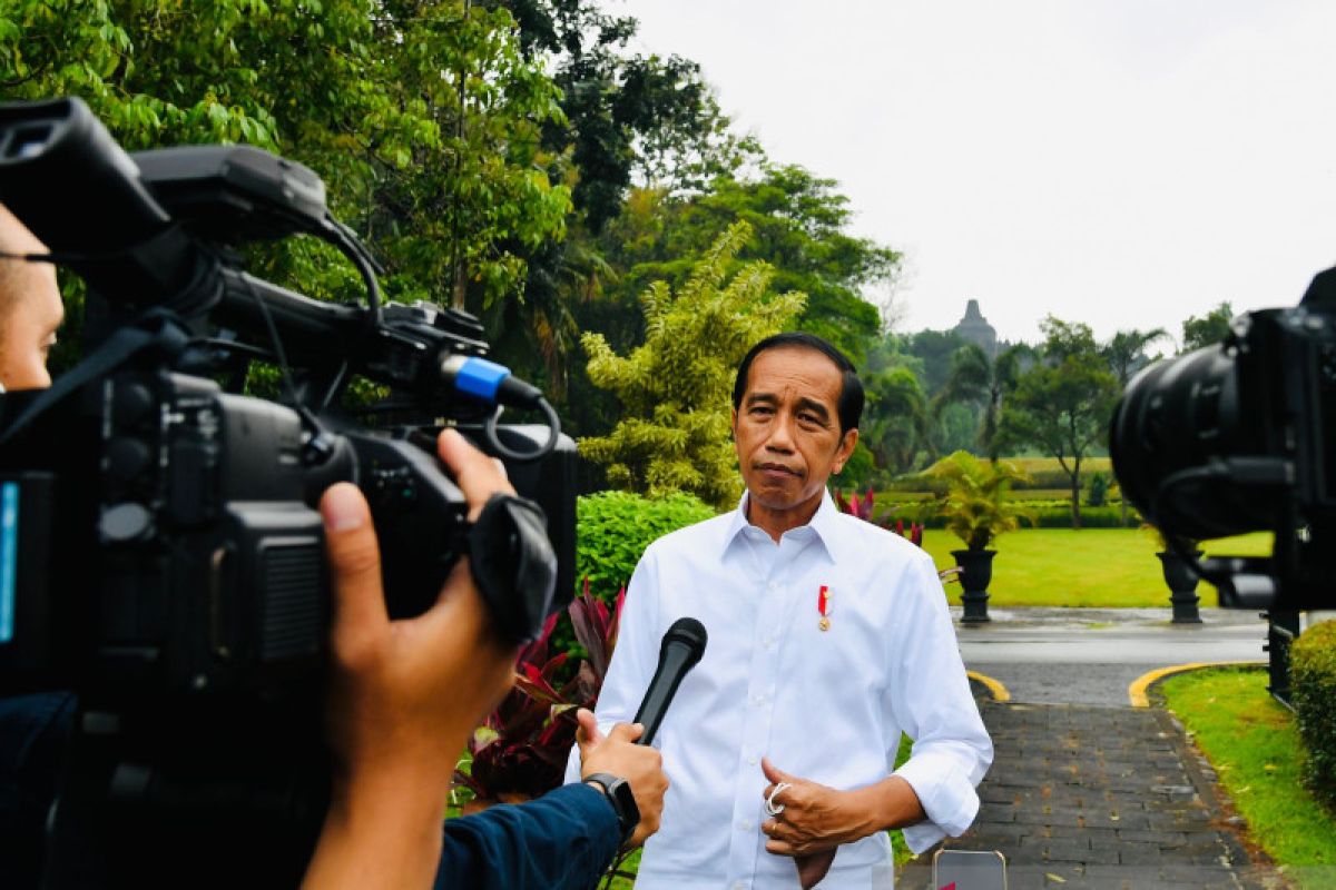 Presiden Jokowi menegaskan semua pihak harus taat konstitusi