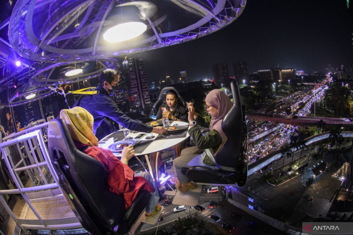 Fantasi makan di restoran melayang "Lounge In The Sky" Jakarta