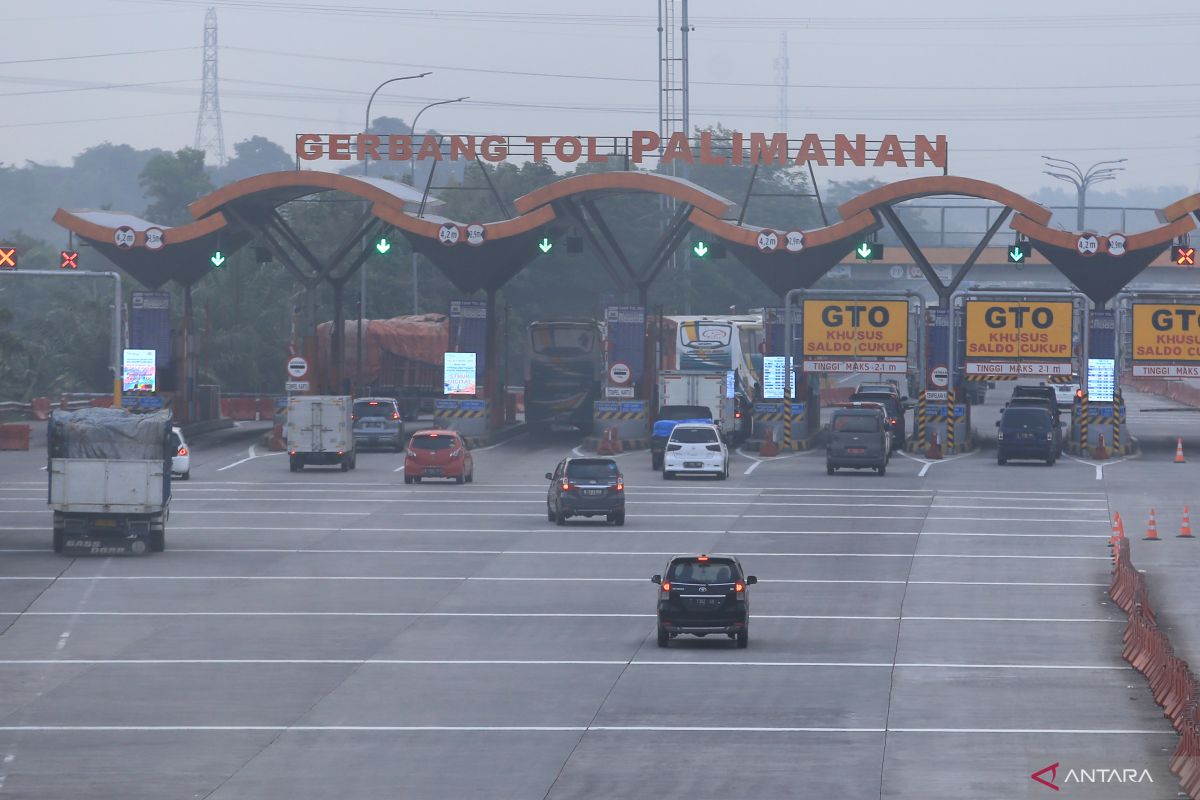 Jalan Tol Cipali Jumat ramai lancar, hampir 15 ribu mobil melintas