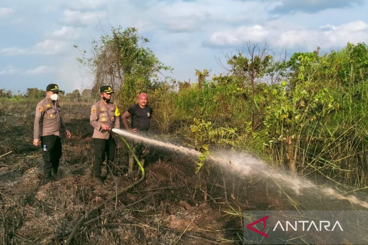 Kapolres Kayong Utara turun langsung padamkan api di lahan gambut