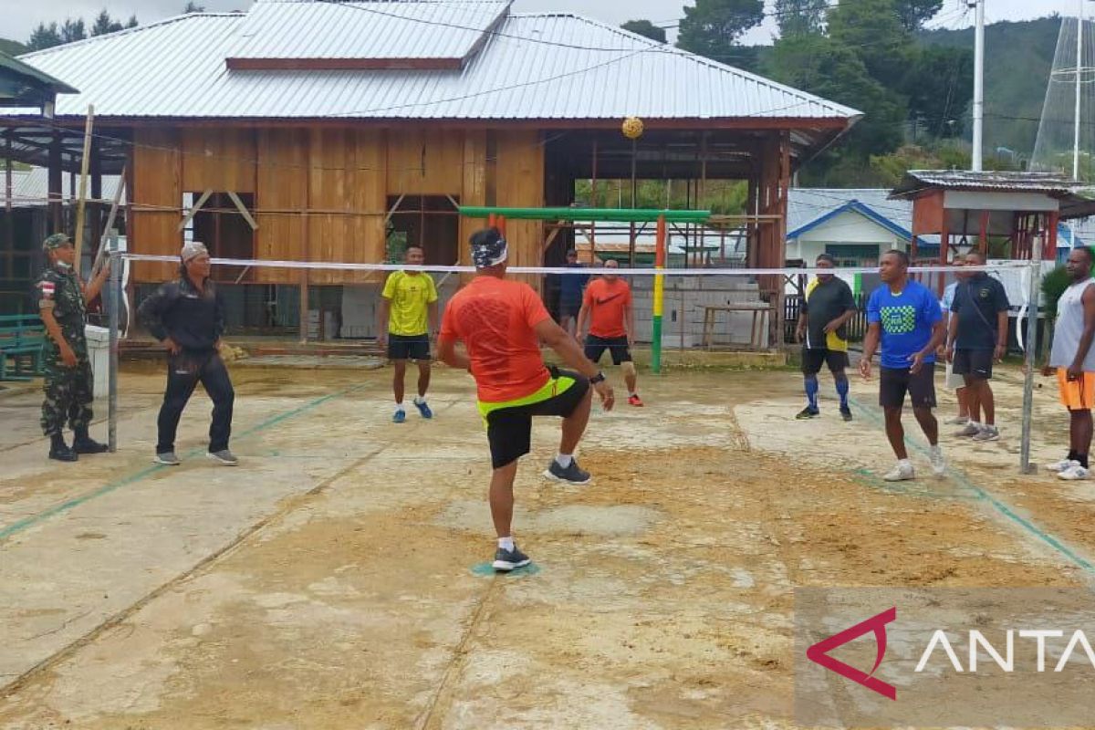 TNI jalin silahturahmi melalui olahraga takraw bersama pemuda Paniai