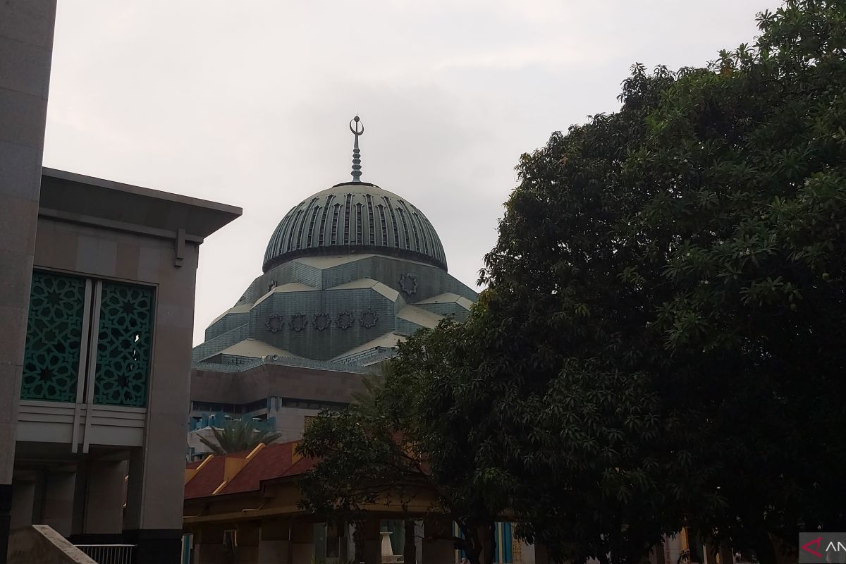 Pengurus Masjid Jakarta Islamic Center kembali rapatkan shaf shalat