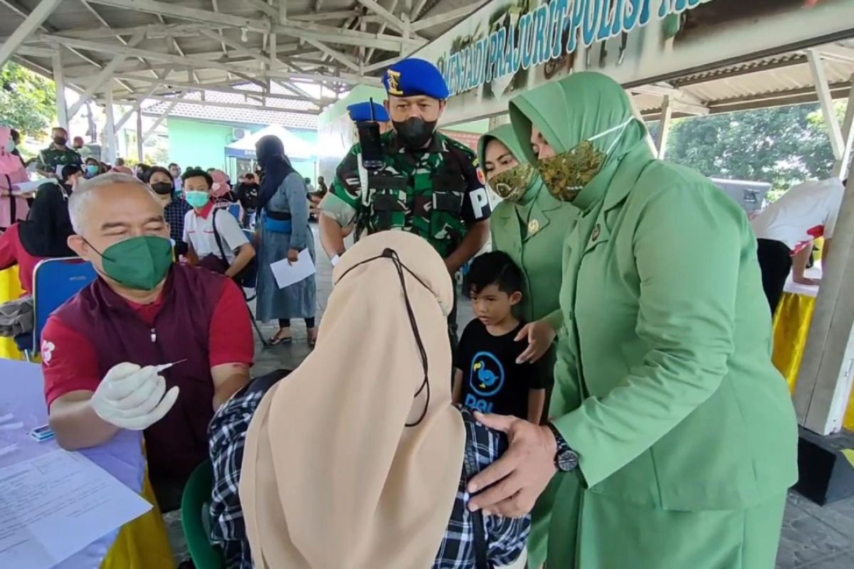 Vaksinasi booster di Surabaya dapat minyak goreng