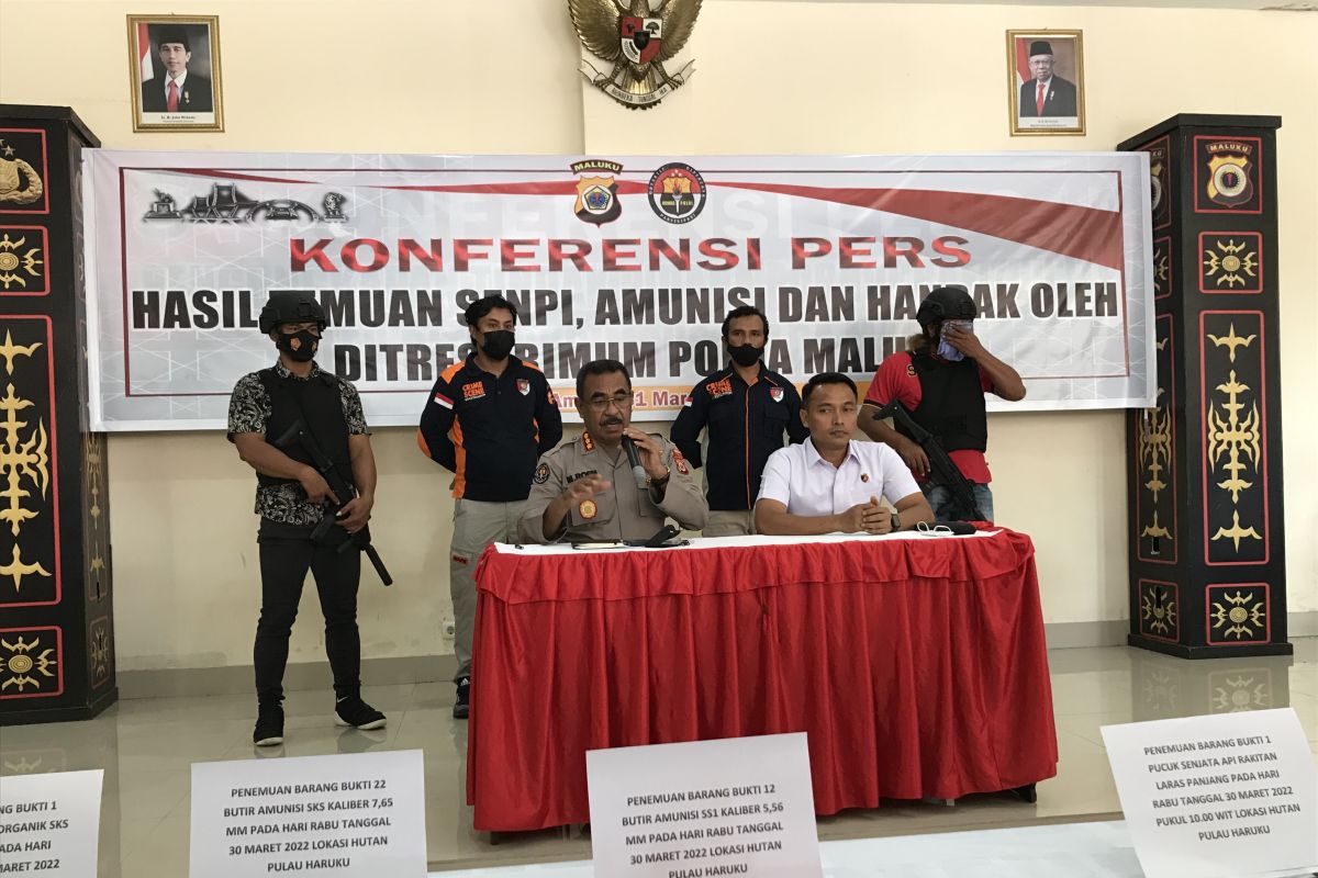 Polisi temukan senjata api dan bom rakitan di hutan P Haruku