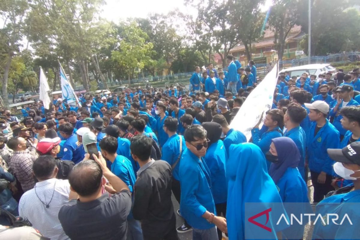 Serbu DPRD Riau, Ratusan mahasiswa desak evaluasi tiga tahun kepemimpinan Syamsuar-Eddy