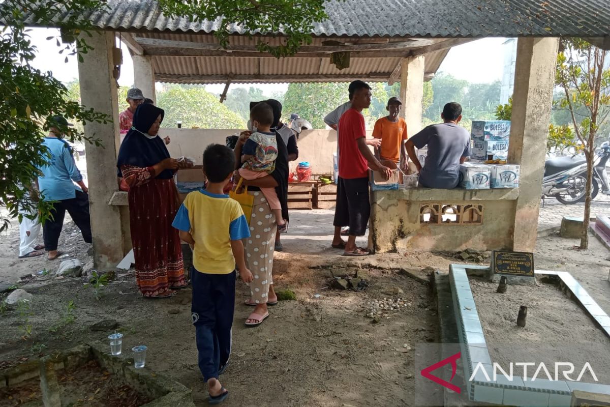 Warga Bangka Tengah gotong royong membersihkan makam jelang Ramadhan