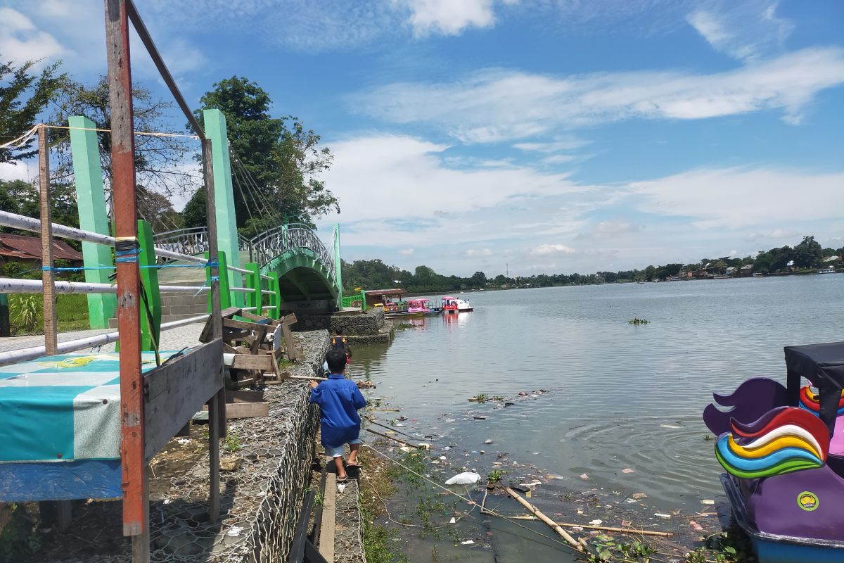 Sampah kiriman sungai jadi masalah Danau Sipin