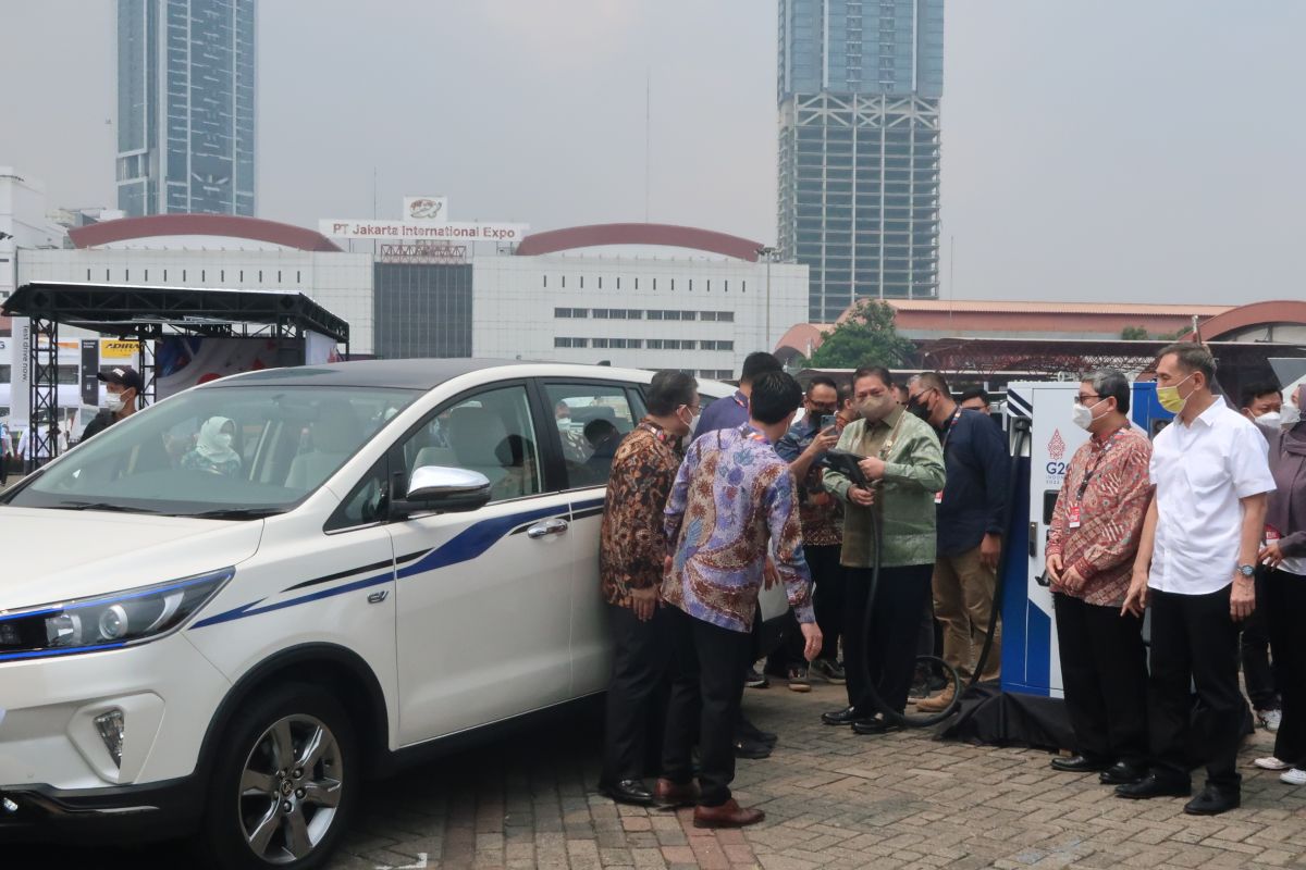 Menko Airlangga: Tiga pabrikan otomotif siap luncurkan mobil listrik tahun ini