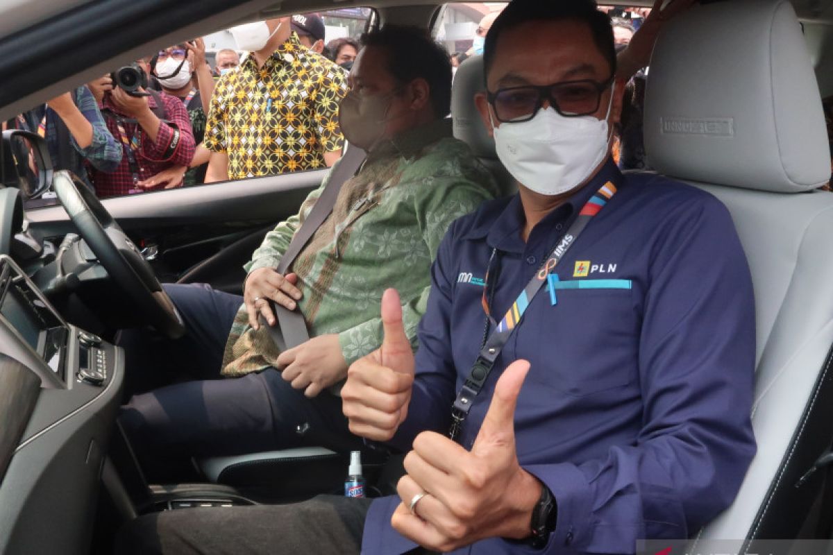 PLN siap dukung Toyota kembangkan mobil listrik di Indonesia