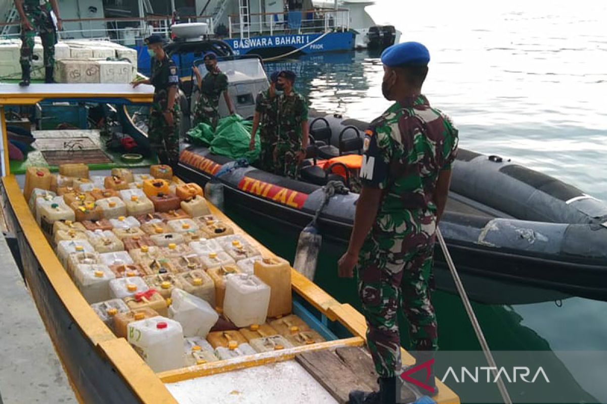 TNI AL temukan 5,5 ton minyak tanah tanpa dokumen di Manggarai Barat