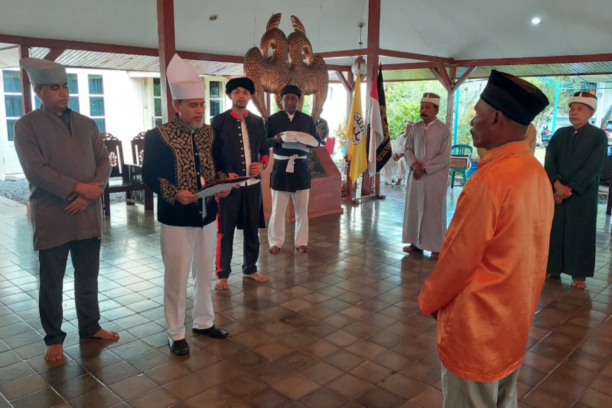 Sultan Ternate Hidayatullah Sjah lantik belasan perangkat adat, begini penjelasannya