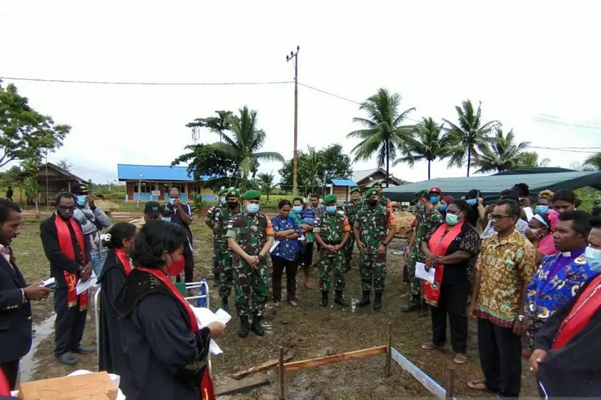 Satgas 123/Rajawali bantu pembangunan gereja di Perbatasan RI-PNG