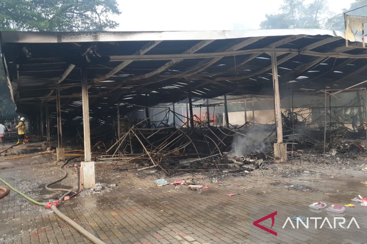 Kebakaran hanguskan 172 kios Lenggang Jakarta di Monas